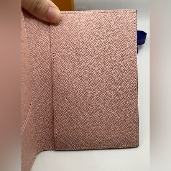 Louis Vuitton - Vivienne Passport Cover | Christmas Limited Edition - Giftable - Picture 10 of 16
